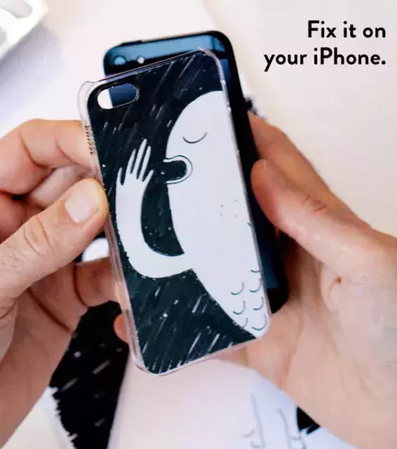 En détachant la partie destinée à cet effet, vous allez pouvoir décorer comme bon vous semble la coque de votre iPhone