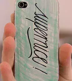 Voici un exemple de customisation de coque pour iPhone, réalisé grâce à ce kit de dessin