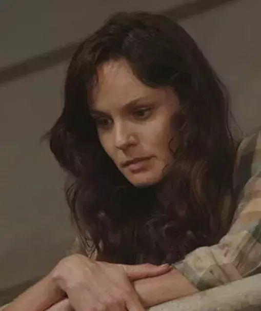 Lori a une mort bien différente. Dans les comics, elle est tuée par un coup de feu et non durant l'accouchement.