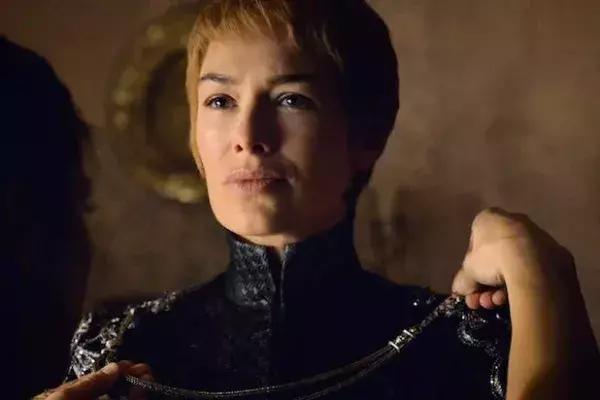 Cersei Lannister est un personnage qui a tout connu. Le succès, le Trône de Fer, la perte de ses enfants et maintenant tout le monde la délaisse pour défendre le Nord...