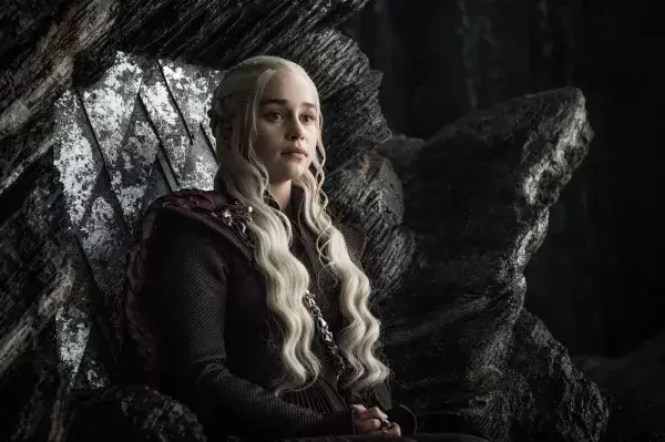 Daenerys devait régner sur le monde des 7 couronnes mais l'Histoire en a décidé autrement. Depuis elle a avancé dans son coin pour revenir au sommet avec ses 3 dragons...