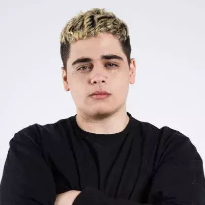 Kameto est un streameur très complet, qui joue à pleins de jeux différents sur ses lives. Et son chat est un des plus actifs de France et soutient son streamer à chaque apparition de celui-ci.